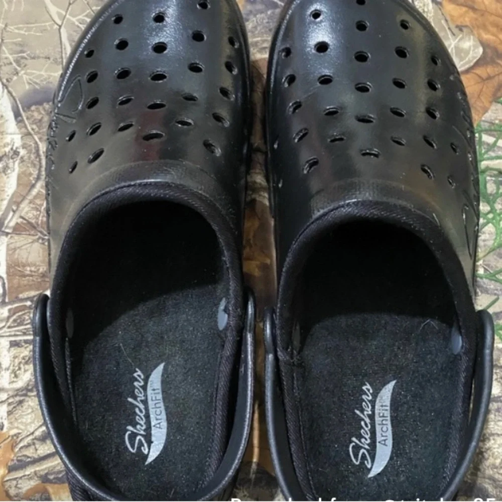 New Fur-lined Black Skechers Clogs/Mules - Picture 3 of 5